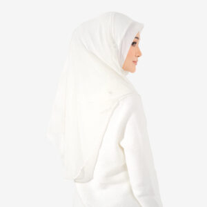 Qisya Lilit in Off White